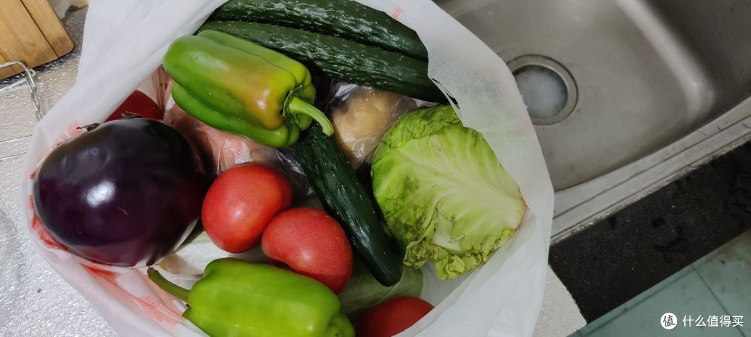 社区送来的爱心蔬菜包