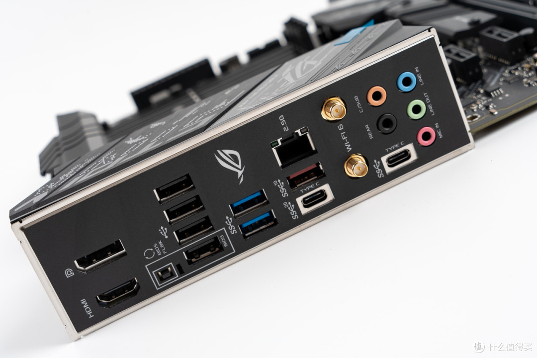 0,四个usb3.0包含两个type-c,2.5g有线口和wifi6无线口,以及音频口