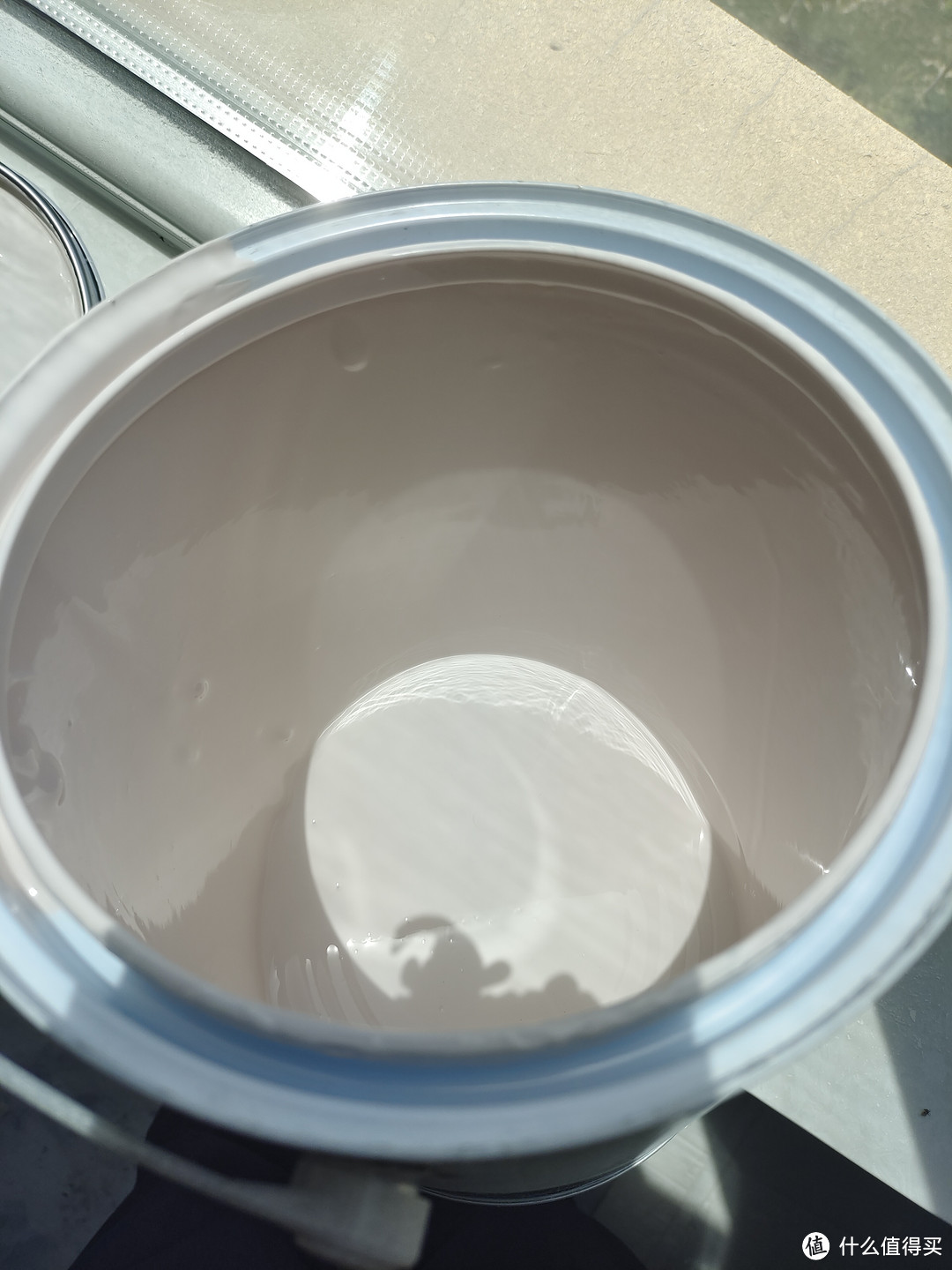 ▲把小桶漆倒到大桶里，剩下的拿到阳光下展示一下颜色