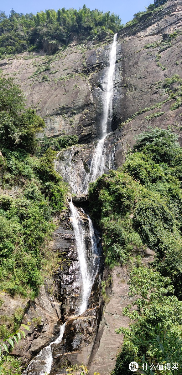 近看庐山瀑布，可惜水量不大不够壮观。