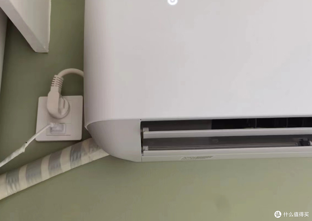 房间的挂式空调插座和热水器的插座.倒装的话可以把电源线收起来.