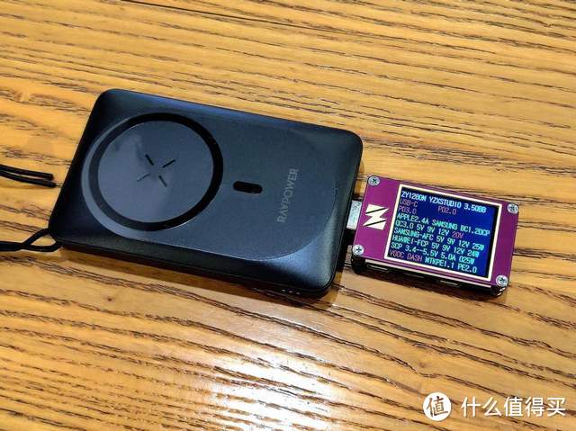 iPhone磁吸专属无线充电神器：RAVPower磁吸无线充移动电源