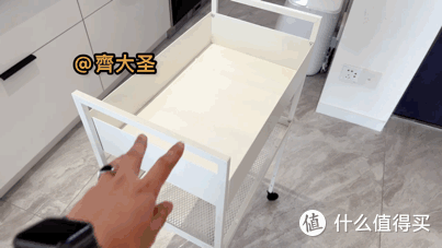 邻居晚上来我家砸门，怒问“你家厨房咋装的”