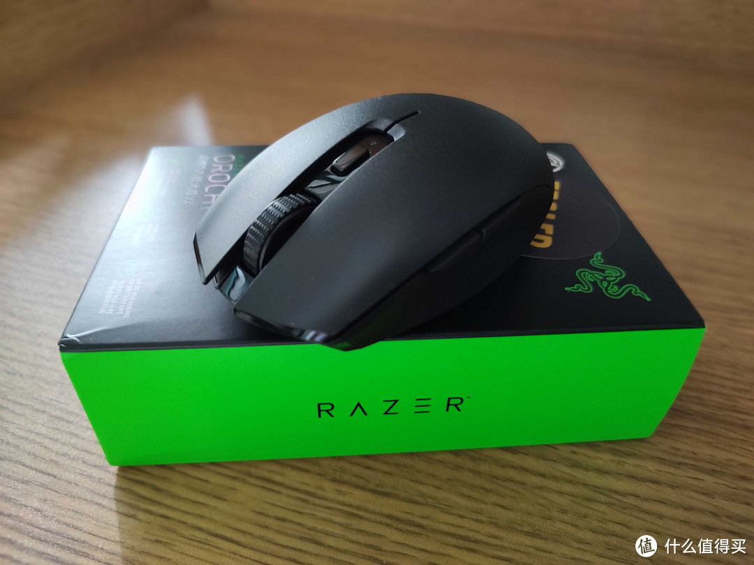 轻量化鼠标，办公游戏全hold住——RAZER雷蛇八岐大蛇V2蓝牙鼠标