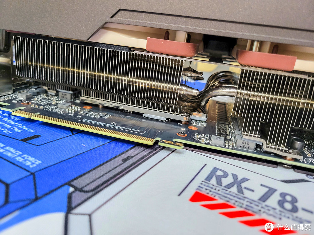 与RTX 3070 联名显卡不同，改进的大尺寸接触底座直接全覆盖到了显存，GPU 核心散热与显存一视同仁，整组散热器搭载6根6mm热管. 最中心位置的三条热管在近核心侧的散热片位置先以C型弯折并彻底贯通，让两则的鳍片充分协助提高散热效能，在散热的设计上，可谓诚意满满。