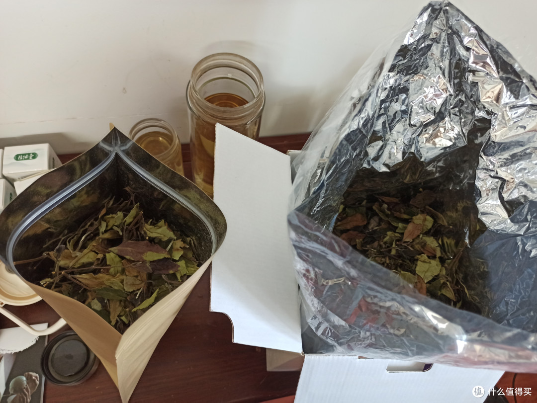 清黄澄亮淡冰糖,看起来大叶子大梗子,口味出乎意料的好的寿眉口粮茶开箱。