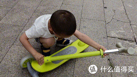 四岁萌娃喜提新车：追风少年新坐骑，安全可靠的酷骑儿童滑板车Q1小晒