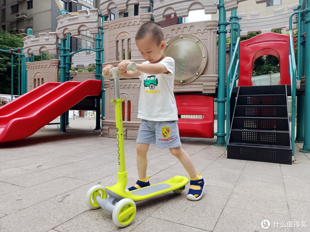 四岁萌娃喜提新车：追风少年新坐骑，安全可靠的酷骑儿童滑板车Q1小晒