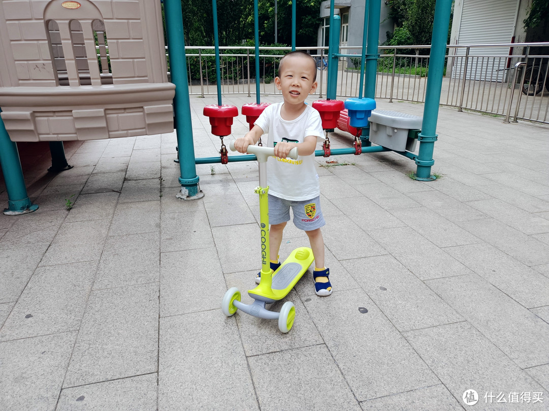 四岁萌娃喜提新车：追风少年新坐骑，安全可靠的酷骑儿童滑板车Q1小晒