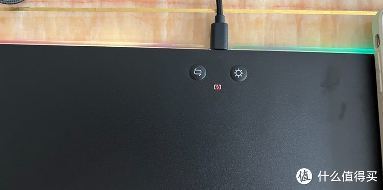 无线充电鼠标垫，正面有两个键，一个是调整灯光模式的，另一个是调整灯光亮度的。