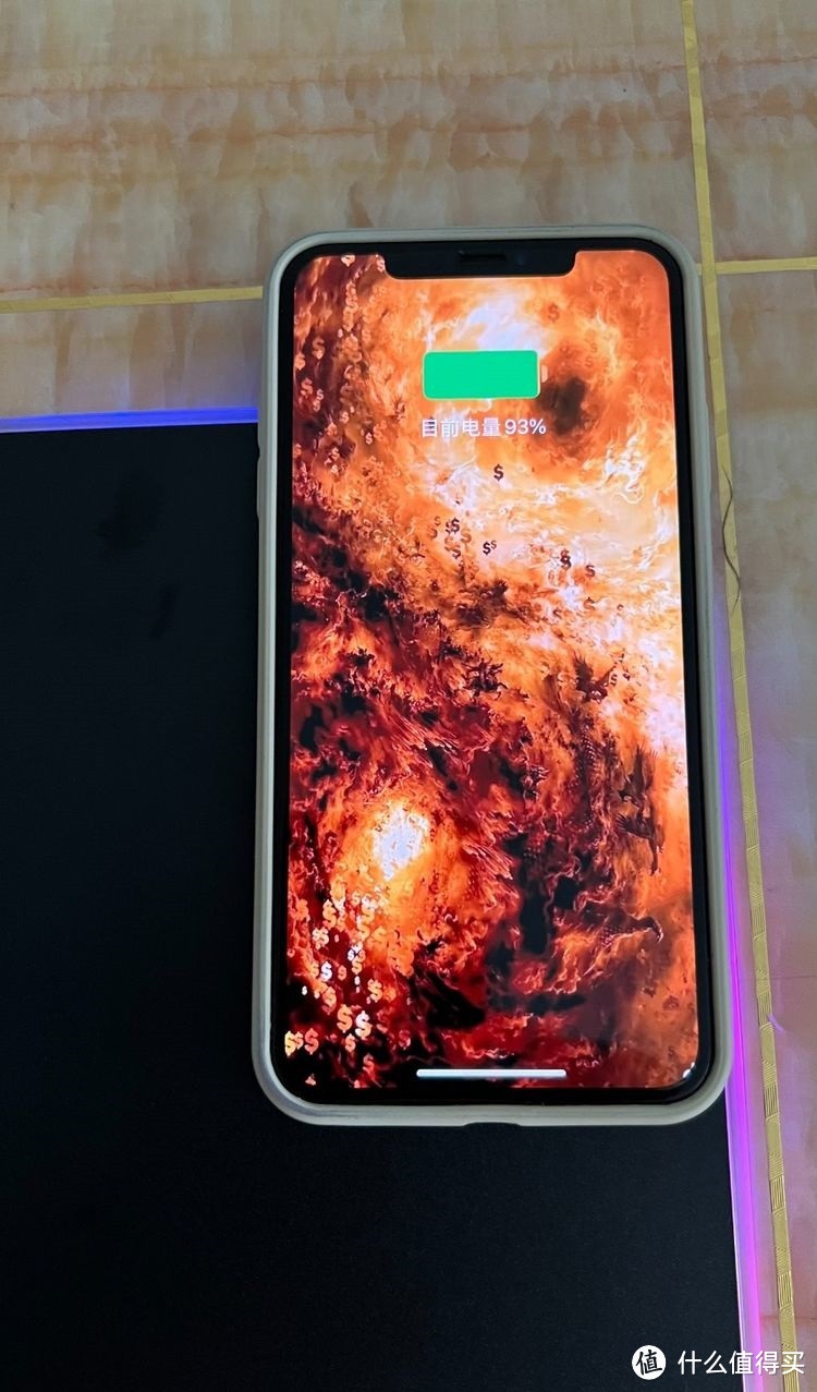 iPhone XS Max同样也支持，不过个人觉得这个充电有点不好就是要对准位置，而且位置设计得偏外面了一些。