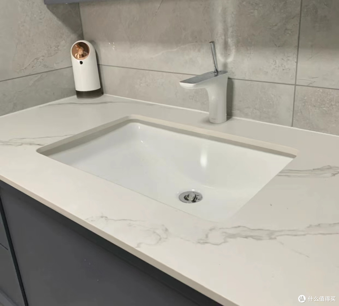 网红博主说:"装修厨房洗手台台台面的时候,一定要装前挡水条,这样水渍