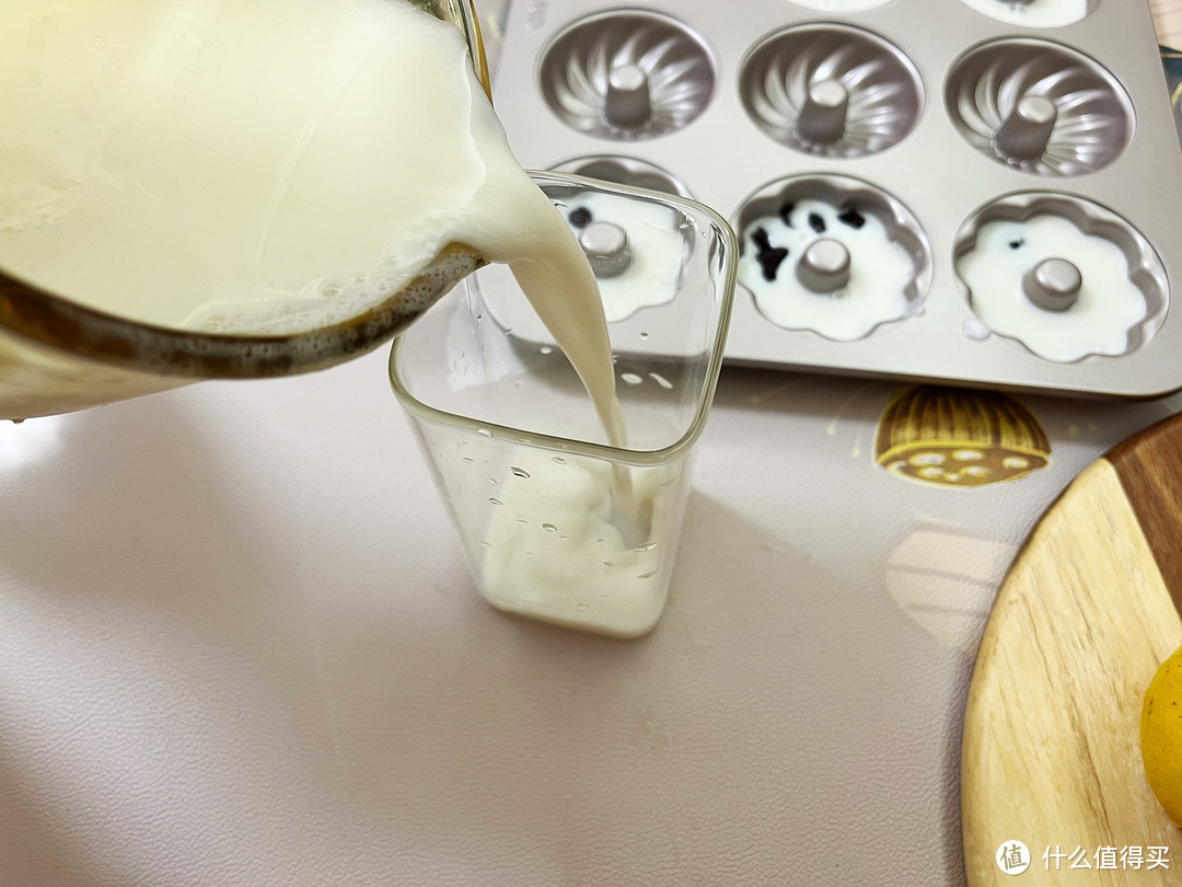 把奶倒入模具 多余的奶倒入杯子 凝固后就是奶冻 配上茶或者咖啡就是奶冻茶或者奶冻咖啡