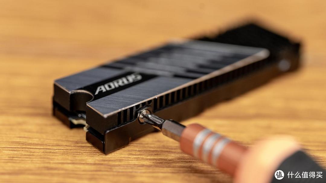 解释一下什么叫奢华！技嘉AORUS钛雕 PCI-E 4.0 NVMe SSD上手