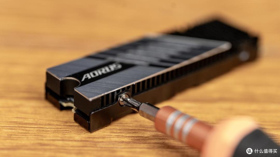 解释一下什么叫奢华！技嘉AORUS钛雕 PCI-E 4.0 NVMe SSD上手