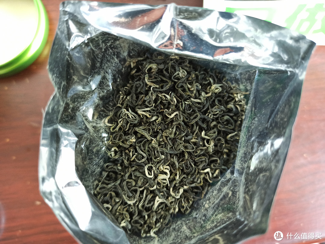 夏天喝新茶喽。乐品乐茶新版本的鲜绿色特级碧螺春开箱。