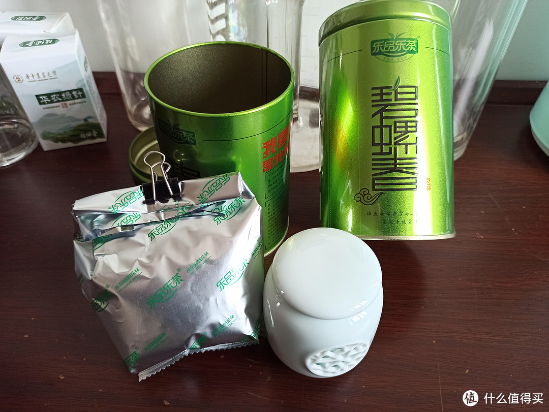 夏天喝新茶喽。乐品乐茶新版本的鲜绿色特级碧螺春开箱。