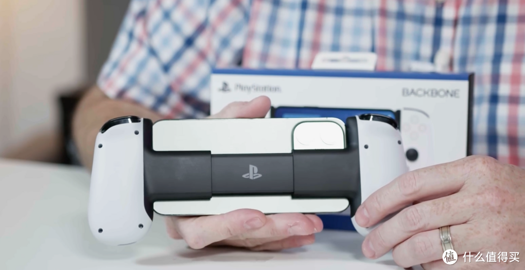 在iPhone上玩PS5游戏？！索尼宣布正式推出PS定制版Backbone One游戏手柄！