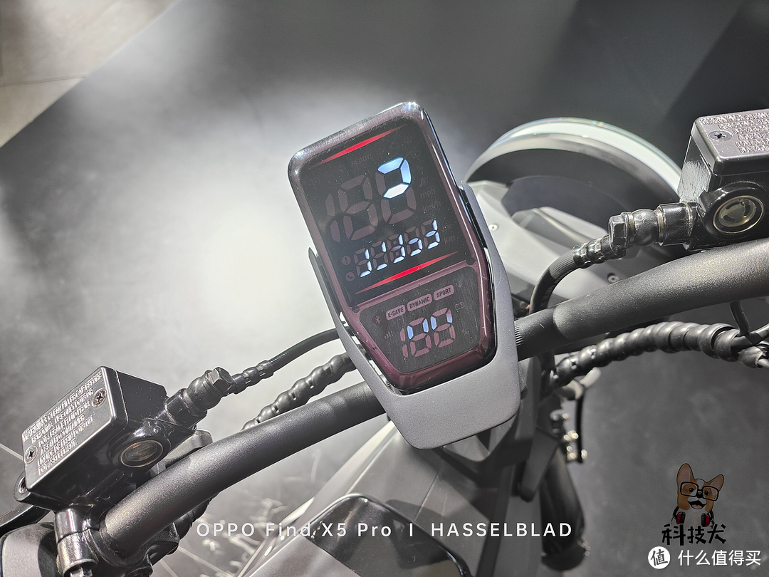 小牛电动新国标跨骑电自sqi及全新uqi正式发布年轻人全新座驾