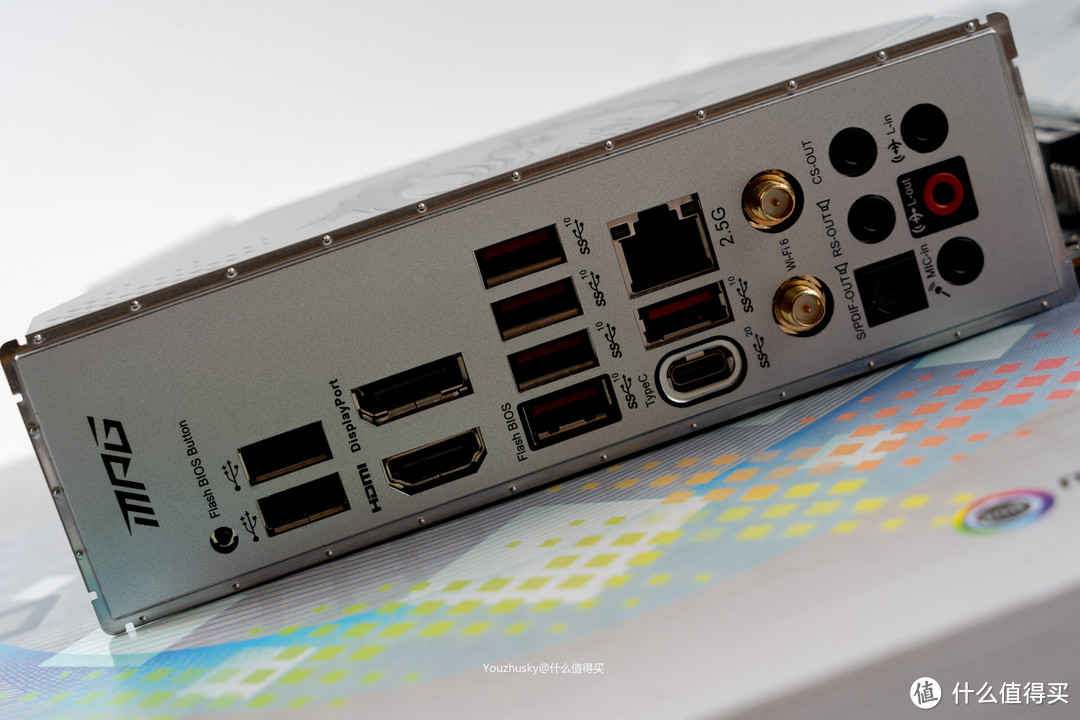 白色背板IO主要配置以下接口：两个USB2.0，五个USB3.0，一个type-C，BIOS擦写按钮和集显接口都是中端标配，2.5G LAN及WIFI6一应俱全