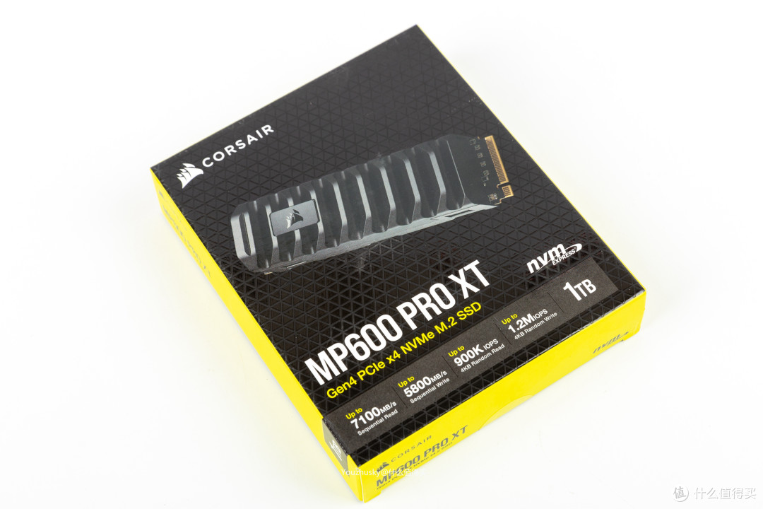MP600 PRO XT为海盗船当前的SSD旗舰型号，采用 PHISON PS5018-E18主控，搭配镁光Micron的176 Layers 3D TLC NAND闪存颗粒，还有1 片1GB的SK Hynix H5AN8G6NCJR-VKC缓存颗粒（2TB和4TB为2G颗粒缓存）