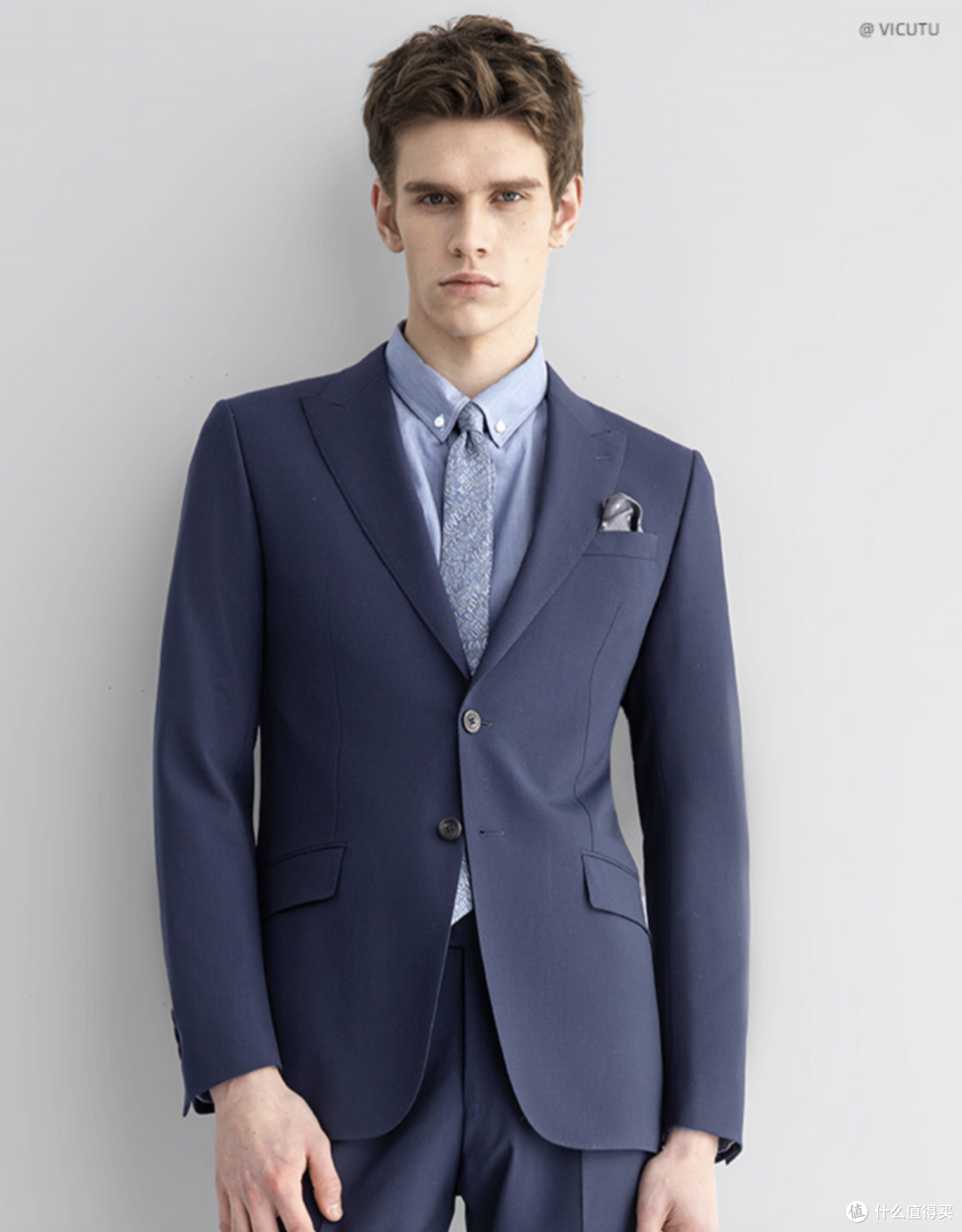 威可多(价格:1176元)报喜鸟(价格:2250元)第三个问题:婚礼西服怎么选?