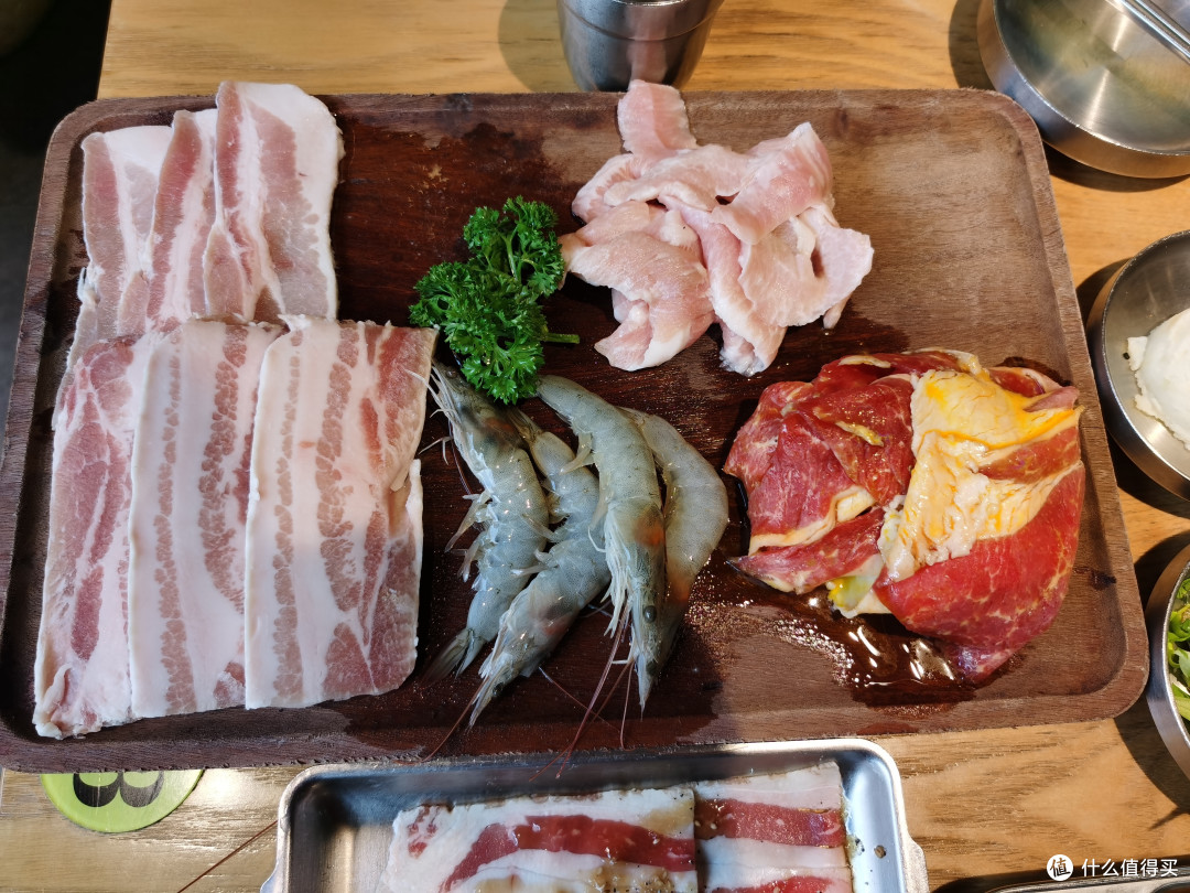 不限量大口吃肉,韩式料理小吃享不停,爷们儿自助烤肉我看行