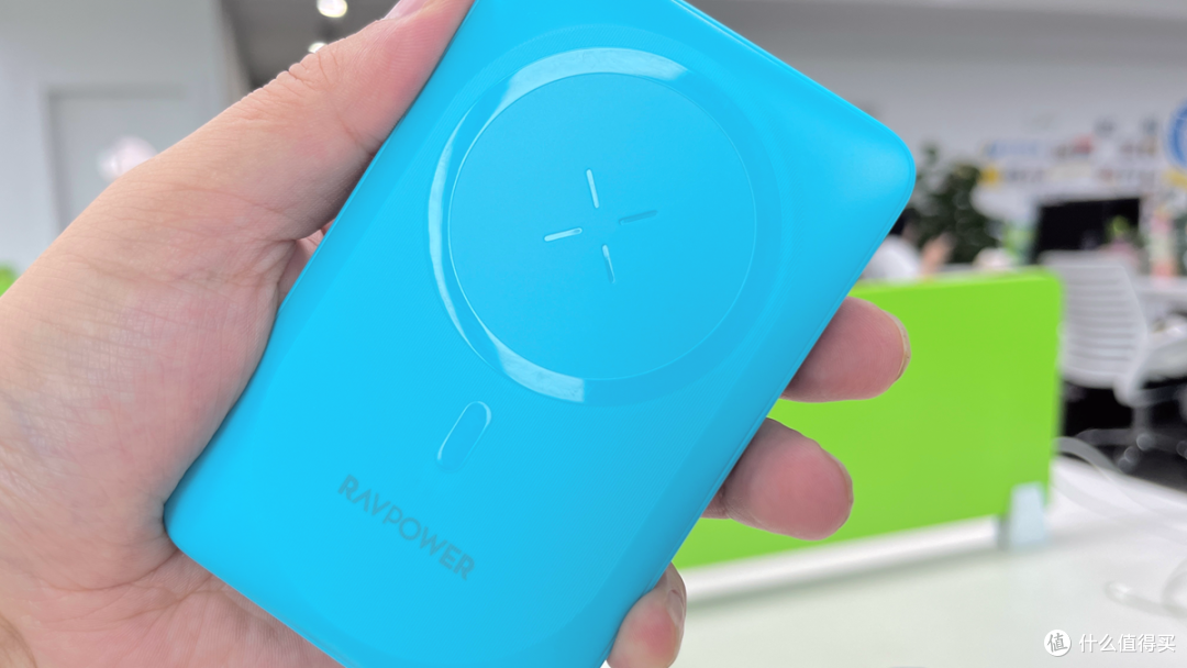 149元ravpower 20w磁吸充电宝也能让iphone 13体验无线充电的便捷_移