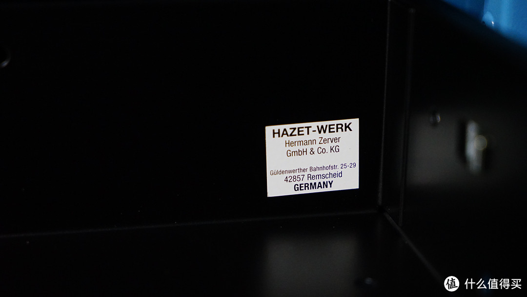 第一层抽柜后面还贴有制造厂的贴纸，是Hazet其中一个专门搞钣金件的工厂。