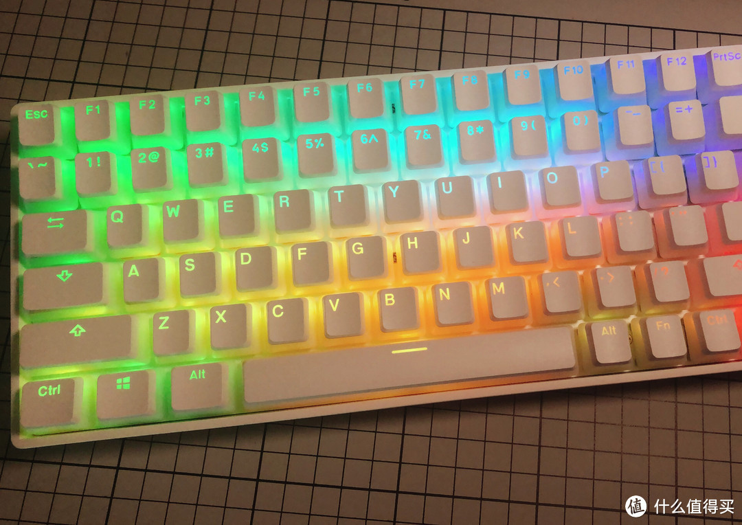 新玩家的第一把键盘套件 — 黑吉蛇DK84三模RGB机械键盘 开箱体验
