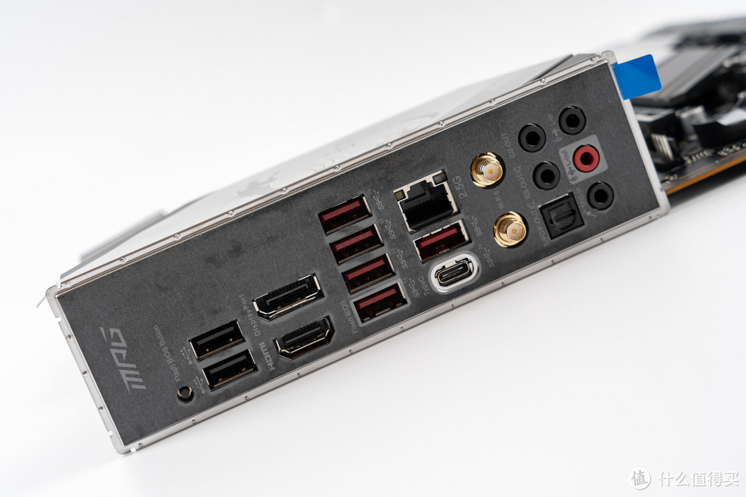 背板IO主要配置以下接口：两个USB2.0，五个USB3.0，一个type-C，BIOS擦写按钮和集显接口都是中端标配，2.5G LAN及WIFI6一应俱全