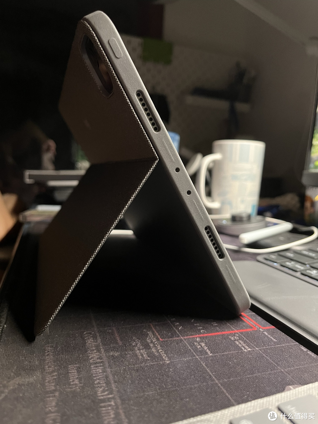 无键盘的桌面模式，背面支架类似Surface的设计，讨巧