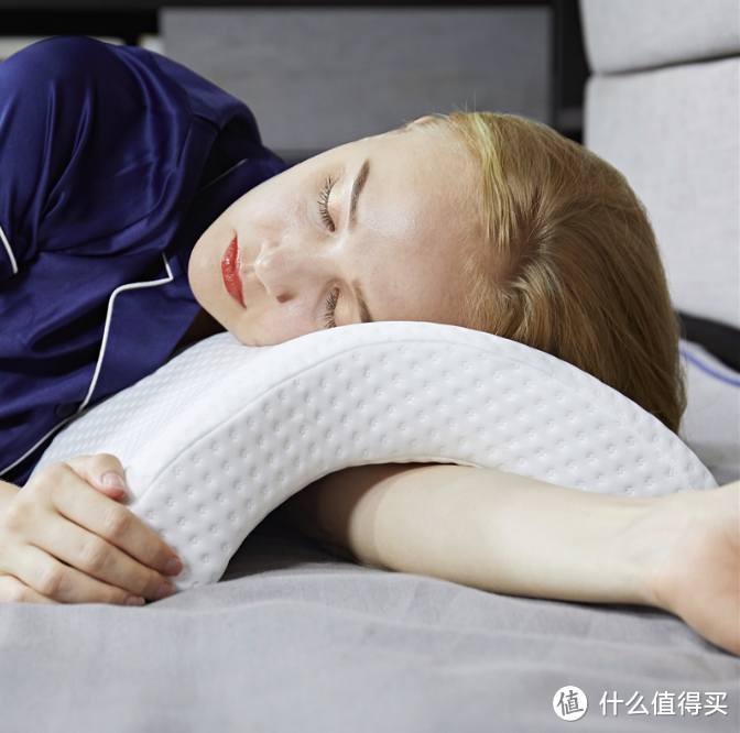 抱着女友睡觉总手酸？试试这款情侣枕，不压头发，手臂不麻、还能增进感情！