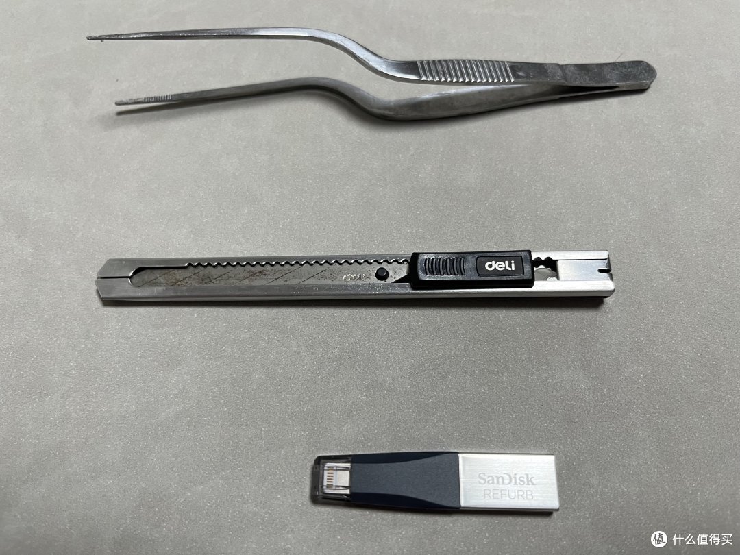 拆解所需工具：一个轻薄一点的镊子，这个镊子是买来给小朋友夹耵聍用的，特别好使，一把手工刀。