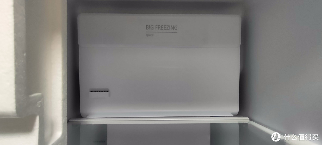 冷冻室上方因为背面是顶置压缩机所以深度很浅，松下老粉应该很清楚。