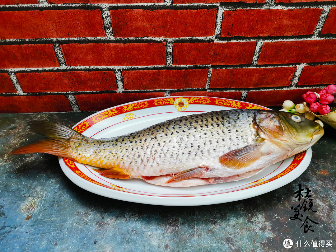 回农村老家捉了1条5斤重的野生大鲤鱼，铁锅一炖，简直吃嗨了