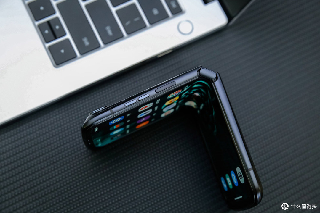 号称折叠屏配置天花板?不止搭载骁龙8+,moto razr 2022首发体验