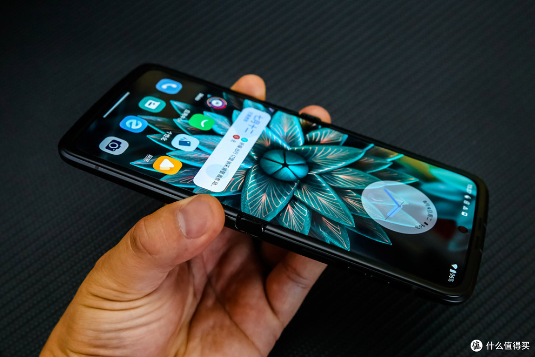 号称折叠屏配置天花板?不止搭载骁龙8+,moto razr 2022首发体验