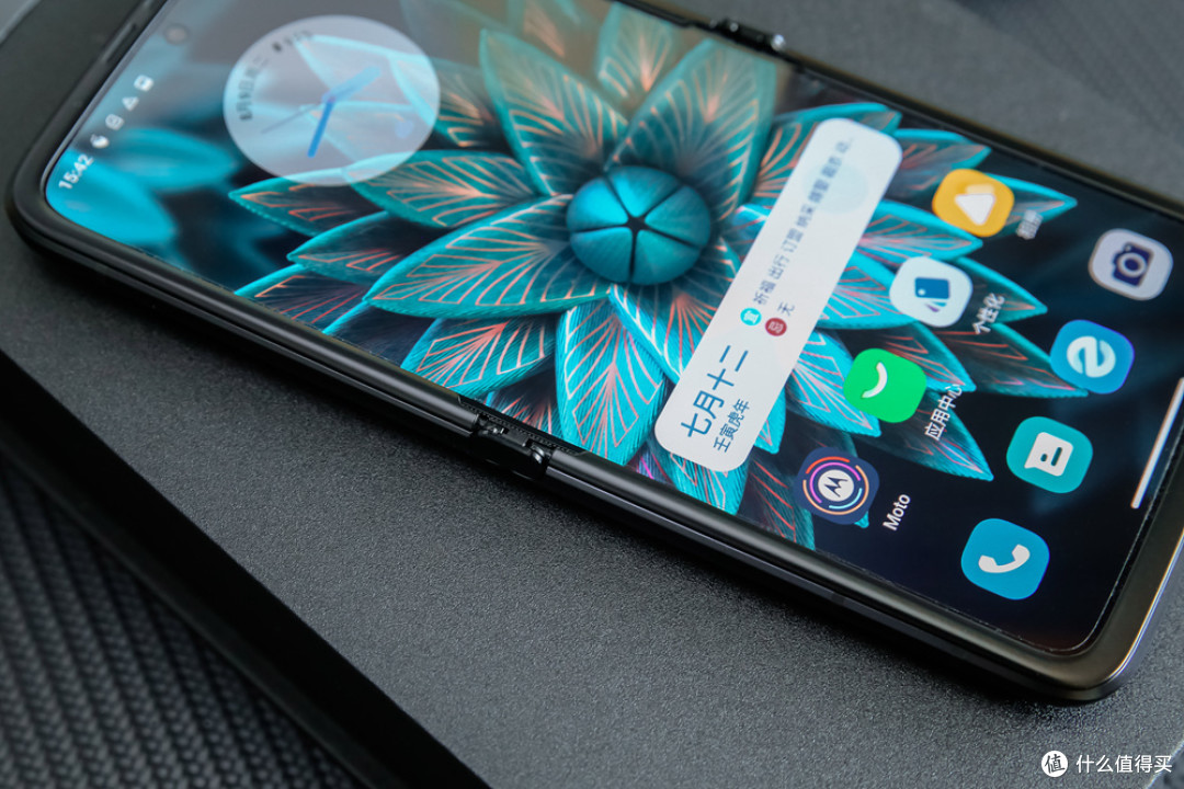 号称折叠屏配置天花板?不止搭载骁龙8+,moto razr 2022首发体验