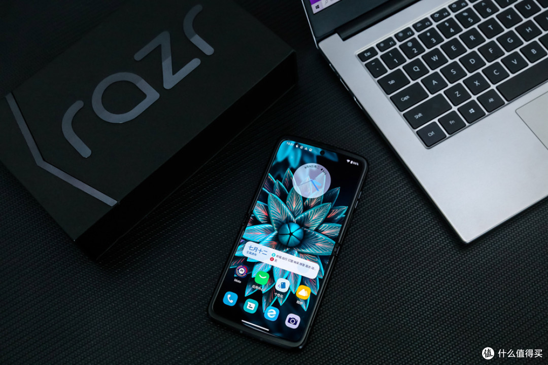 号称折叠屏配置天花板?不止搭载骁龙8+,moto razr 2022首发体验
