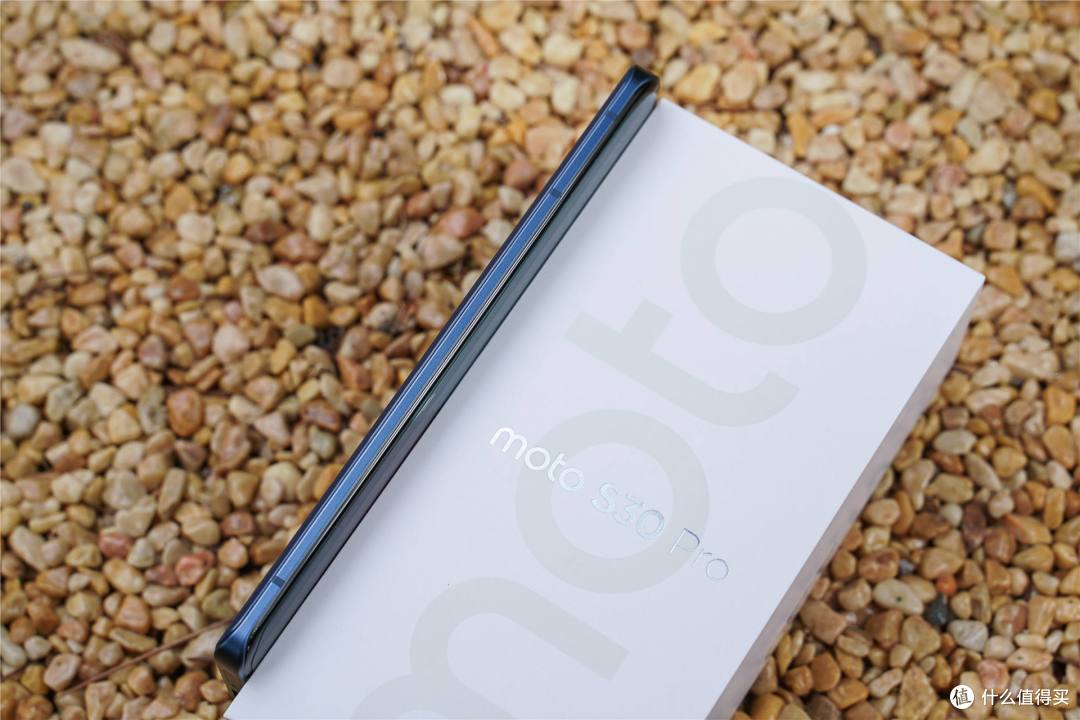 moto S30 Pro首发评测:无短板的全能轻薄旗舰