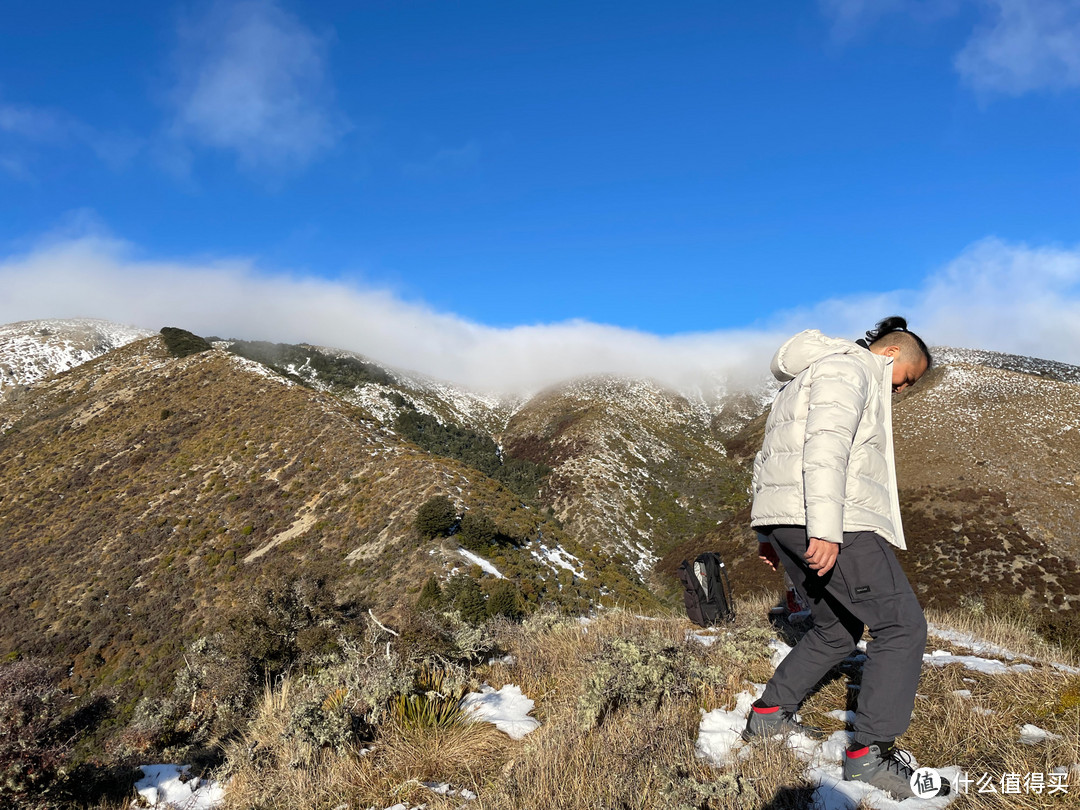 爬上第一座山顶后，发现天气变糟糕了，于是我们就打算下山