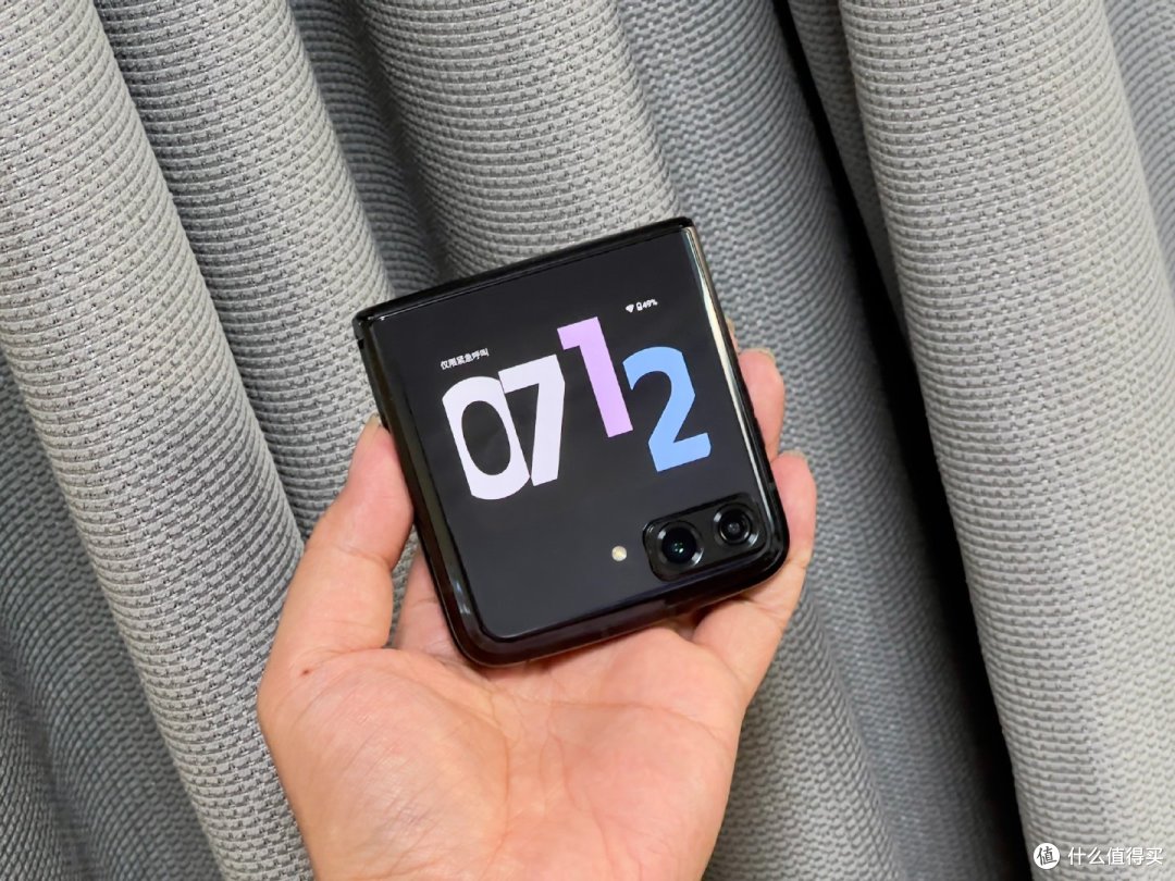 全方位升级的翻盖折叠屏旗舰手机 moto razr 2022款上手体验