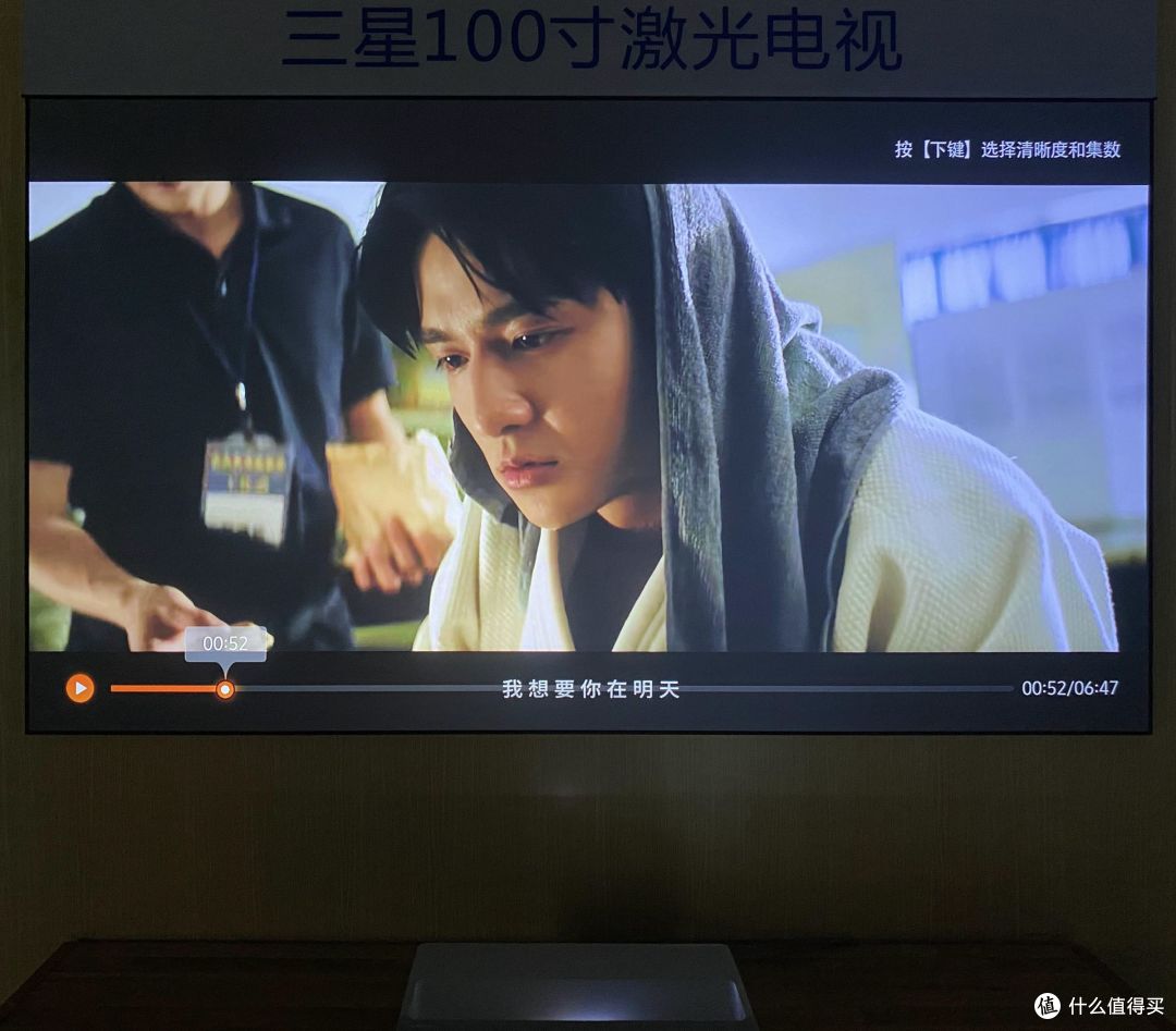 激光电视还得选三星,白墙秒变百吋电视,在家就能享受4k影院视效