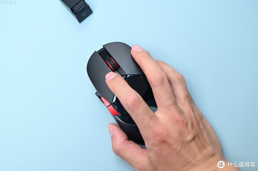 设计帅气的游戏鼠标，手感真不一般，雷柏VT960S上手
