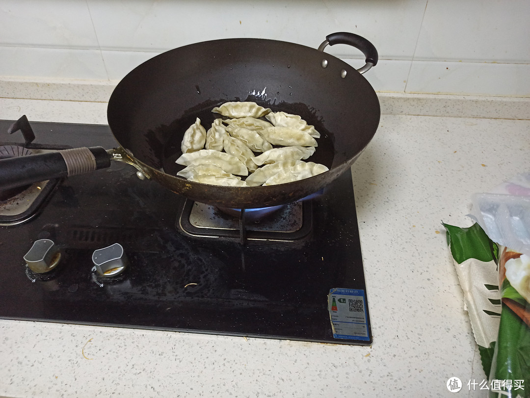 今天用王饺子做煎饺：早餐本来想要做煮饺子，后来不得不做成了煎饺。