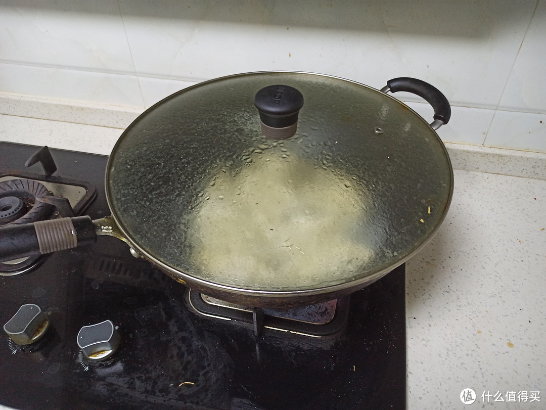 今天用王饺子做煎饺：早餐本来想要做煮饺子，后来不得不做成了煎饺。