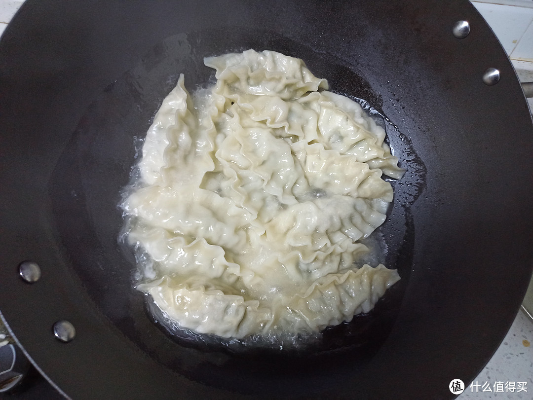 今天用王饺子做煎饺：早餐本来想要做煮饺子，后来不得不做成了煎饺。