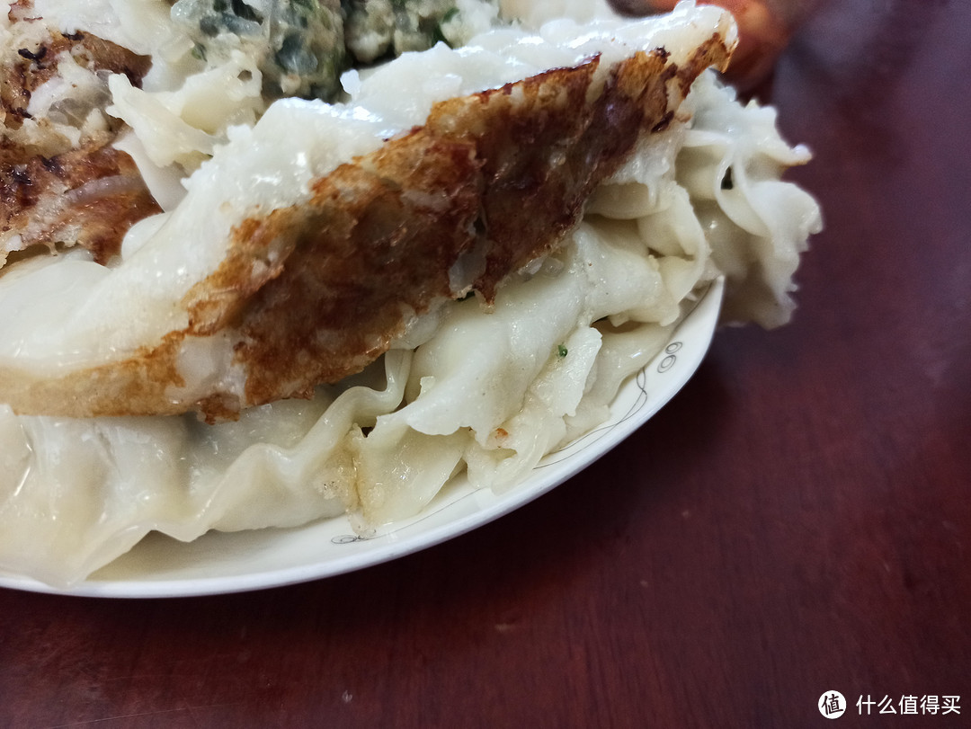 今天用王饺子做煎饺：早餐本来想要做煮饺子，后来不得不做成了煎饺。