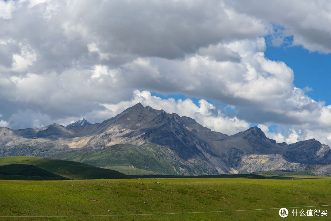 这种风景在康定机场一带实在没什么稀奇，只是好些地方电线太煞风景